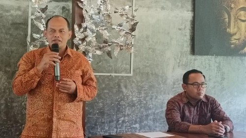 Senior Manager Komunikasi dan Umum PLN UID Bali Hamidi Hamid dan Manager Komunikasi PT PLN (Persero) UID Bali I Made Arya di Jalan Tukad Gangga, Denpasar, Bali pada Selasa (5/3/2024).