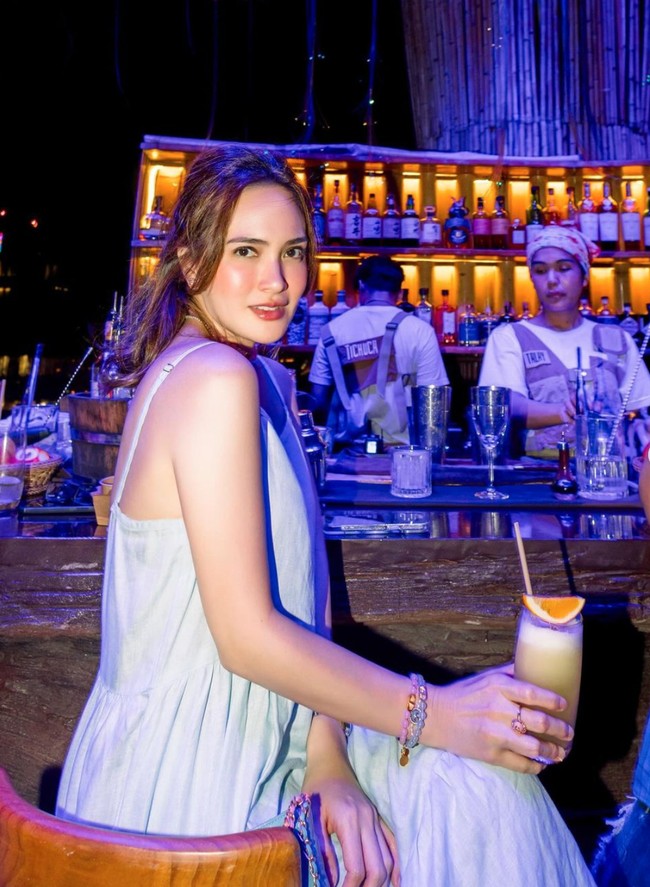 Shandy terlihat memamerkan momen saat dirinya party di Bangkok. Mengenakan dress tali spaghetti, penampilan hot mom yang satu ini berhasil mencuri atensi. Foto: Instagram/@shandyaulia