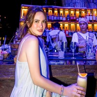 Shandy terlihat memamerkan momen saat dirinya party di Bangkok. Mengenakan dress tali spaghetti, penampilan hot mom yang satu ini berhasil mencuri atensi. Foto: Instagram/@shandyaulia