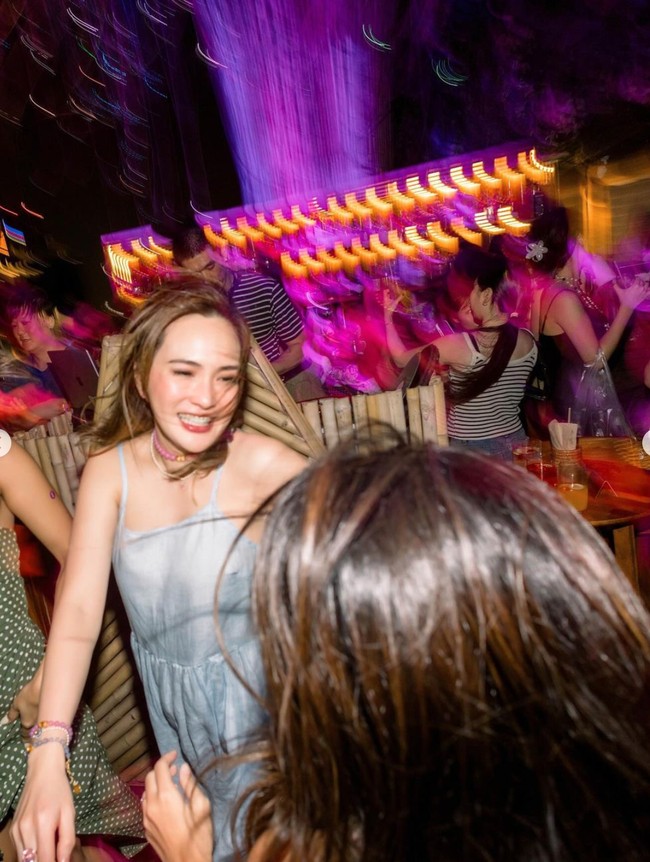 Dalam foto terlihat Shandy begitu menikmati pesta tersebut. Ibu satu orang anak itu pun ikut berjoget lepas bersama para sahabatnya. Foto: Instagram/@shandyaulia