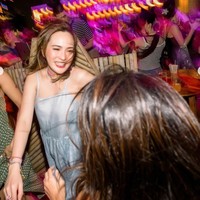 Dalam foto terlihat Shandy begitu menikmati pesta tersebut. Ibu satu orang anak itu pun ikut berjoget lepas bersama para sahabatnya. Foto: Instagram/@shandyaulia