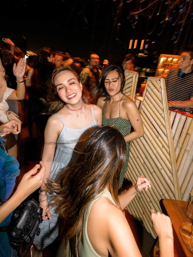 “The Mommies day ouchhhhh. Bangkok life with the wild memories,” tulis keterangan dalam unggahannya. Tampil kekinian bak ABG dengan aksesori kalung dan gelang manik-manik, penampilan Shandy banjir pujian netizen. Foto: Instagram/@shandyaulia