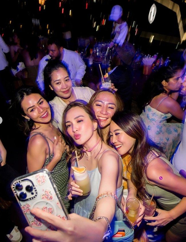 Berfoto bersama para sahabatnya, begini gaya Shandy Aulia. Punya penampilan cantik dan awet muda, tak heran jika dirinya kerap dapat julukan hot mom. Foto: Instagram/@shandyaulia