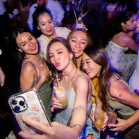 Berfoto bersama para sahabatnya, begini gaya Shandy Aulia. Punya penampilan cantik dan awet muda, tak heran jika dirinya kerap dapat julukan hot mom. Foto: Instagram/@shandyaulia