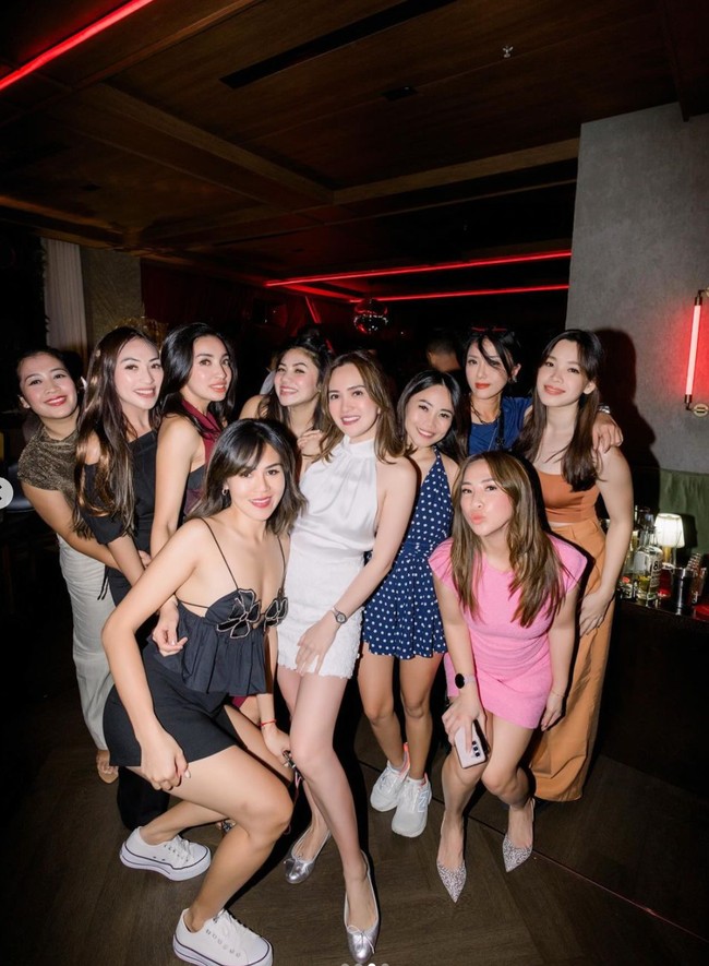 Mengenakan rok putih pendek, penampilan Shandy tak kalah mempesona. “anak gadis mana ini?” komentar salah seorang netizen. “Mommy like abege,” tambah netizen lain. Foto: Instagram/@shandyaulia