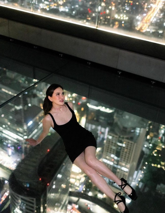 Kerap liburan ke luar negeri, beberapa waktu lalu Shandy terlihat memamerkan potret saat dirinya sedang berada di Bangkok. Seperti biasa, Shandy selalu tampil stylish dan cantik bak ABG. Foto: Instagram/@shandyaulia