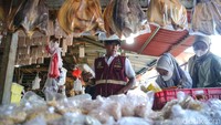 DKP Kota Tangerang telah memberikan teguran tegas kepada para pedagang yang ditemukan menjual produk pangan yang mengandung zat kimia berbahaya, sekaligus meminta para pedagang untuk membuat surat penyataan bermaterai sebagai langkah antisipasi peredaran produk pangan yang dinilai berkualitas tidak aman tersebut. 