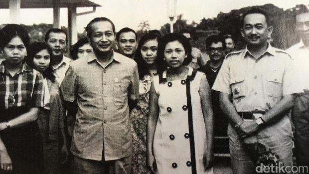 Soeharto, didampingi Gubernur Jawa Barat Solihin GP, berfoto bersama warga Jatibarang, 7 April 1970.