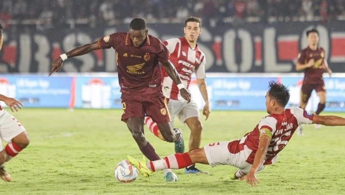 Striker PSM Makassar Adilson Silva berusaha melewati penjagaan pemain belakang Persis Solo dalam laga lanjutan Liga 1 2023/2024.