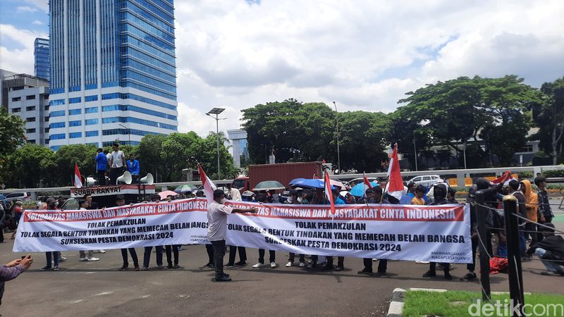 Suasana demonstrasi depan Gedung DPR, 5 Maret 2024. (Annisa Aulia Rahim/detikcom)
