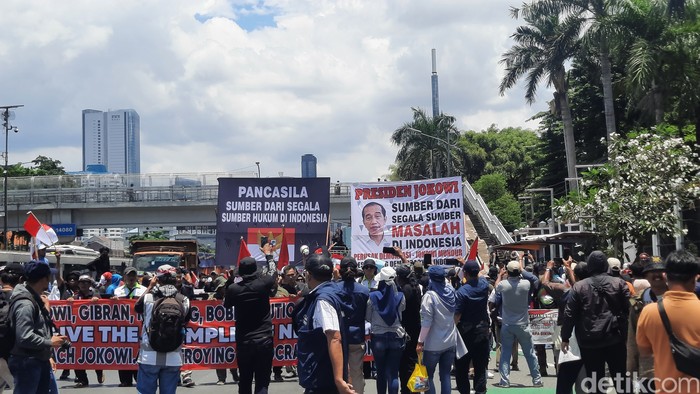 Suasana demonstrasi depan Gedung DPR, 5 Maret 2024. (Annisa Aulia Rahim/detikcom)