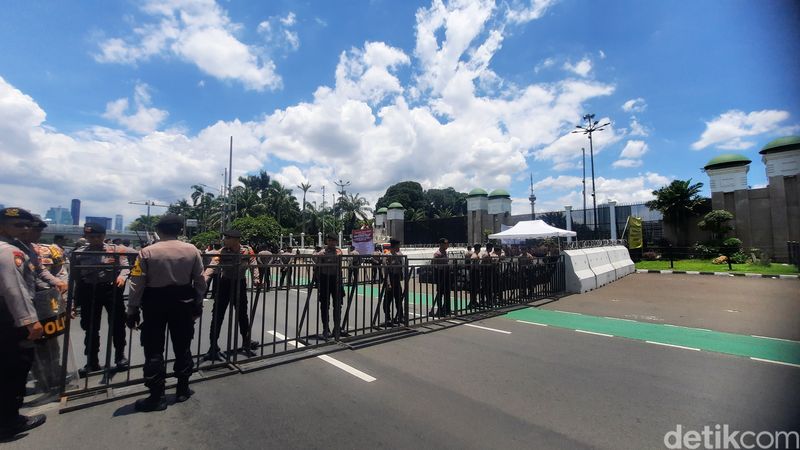 Suasana demonstrasi depan Gedung DPR, 5 Maret 2024. (Annisa Aulia Rahim/detikcom)