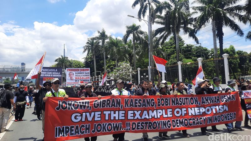 Suasana demonstrasi depan Gedung DPR, 5 Maret 2024. (Annisa Aulia Rahim/detikcom)