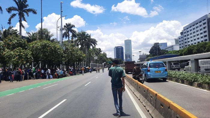 Suasana di depan gedung DPR saat ada demonstrasi pada Selasa (5/3/2024)-(Annisa/detikcom)