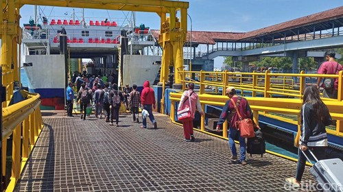 Suasana penyeberangan di Pelabuhan Padangbai di Kecamatan Manggis, Kabupaten Karangasem beberapa waktu yang lalu. (I Wayan Selamat Juniasa/detikBali)