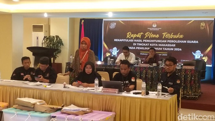 Suasana rapat pleno rekapitulasi suara tingkat Kota Makassar di Hotel Grand Asia, Jalan Boulevard.