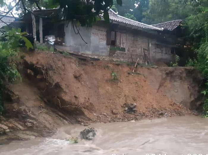 Tanggul sungai longsor di Desa Dukuh, Kecamatan Bayat, Kabupaten Klaten, Selasa (5/3/2024) sore.