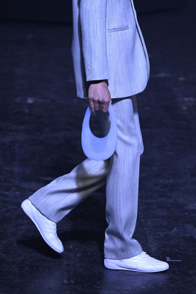 Tas Udara Air Swipe Bag Coperni PARIS, FRANCE - MARCH 04: (EDITORIAL USE ONLY - For Non-Editorial use please seek approval from Fashion House) A model walks the runway with The Air Swipe Bag during the Coperni Womenswear Fall/Winter 2024-2025 show as part of Paris Fashion Week on March 04, 2024 in Paris, France. (Photo by Kristy Sparow/Getty Images)