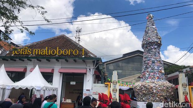 Masyarakat berebut oleh-oleh dari gunungan rangkaian oleh-oleh khas Jogja di Teras Malioboro 1, Selasa (5/3).