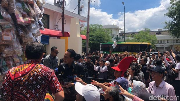 Masyarakat berebut oleh-oleh dari gunungan rangkaian oleh-oleh khas Jogja di Teras Malioboro 1, Selasa (5/3).