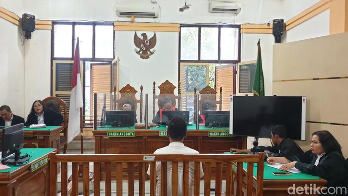 Terdakwa Boasa Simanjuntak saat menjalani sidang vonis di PN Medan, dalam perkara ujaran kebencian dan berita bohong. Boasa divonis 1 tahun 7 bulan penjara. (Goklas Wisely/detikSumut)