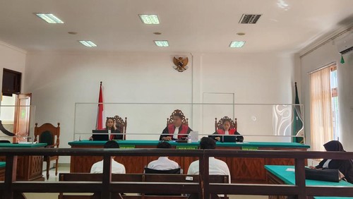 Tiga terdakwa perkara narkotika menjalani persidangan di PN Singaraja, Selasa (5/3/2024).