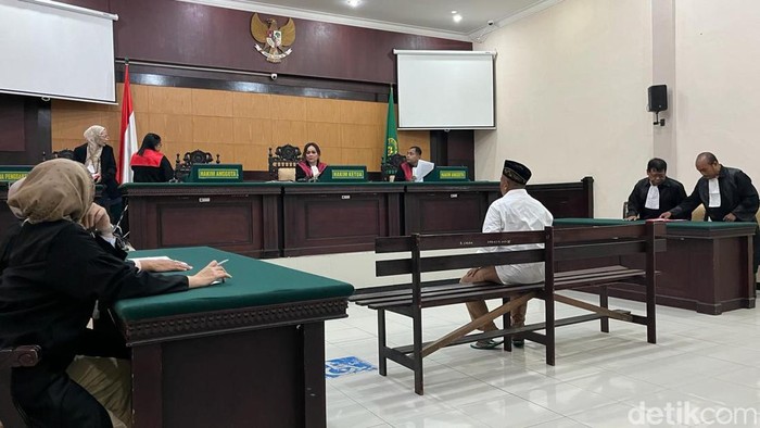 Terdakwa saat sidang putusan di PN Mojokerto