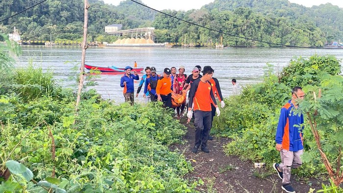 Tim SAR gabungan mengevakuasi jasad nelayan yang sebelumnya dilaporkan hilang di Dermaga Sodong Nusakambangan, Cilacap, Selasa (5/3/2024).