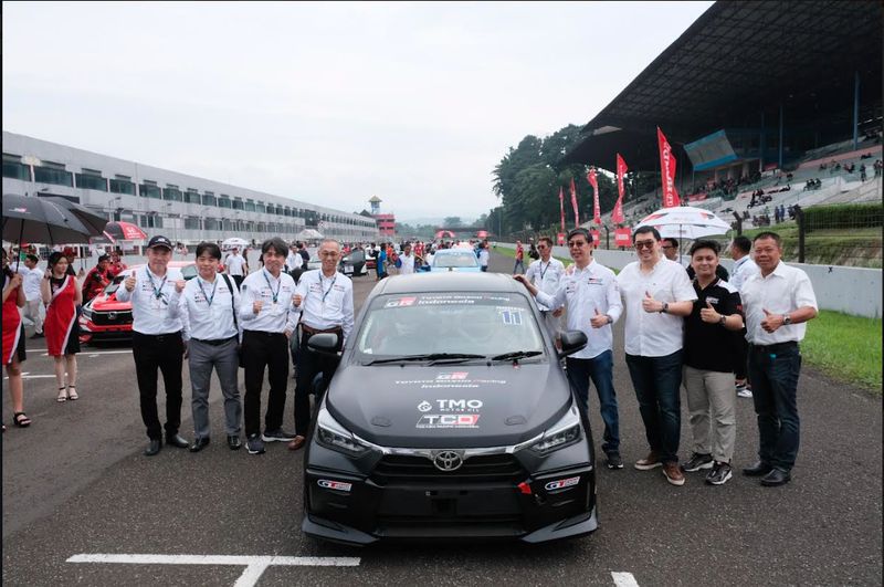 All New Agya GR Sport dengan livery baru, mendominasi Kejurnas Indonesia Touring Car Race (ITCR) 1.200 dengan meraih podium juara pertama secara keseluruhan. Pembalap muda Rising Star Jordan Johan berhasil mengalahkan pembalap level atas dan menjadi juara. Amato Rudolph juga berhasil mengamankan poin. Foto: dok. Toyota-Astra Motor