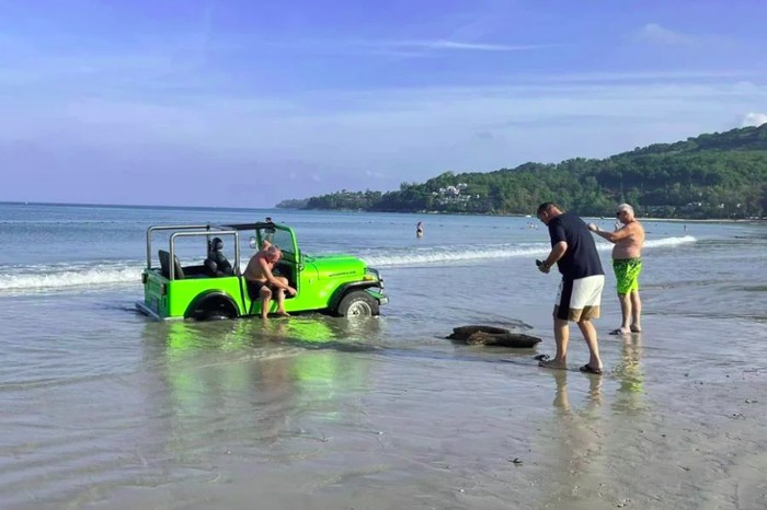 Turis China bawa jeep di Pantai Kamala