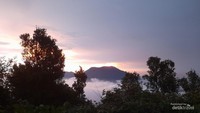 Mendirikan kemah di Gunung Marapi.