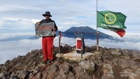 Pemandangan dari cadas Gunung Marapi.