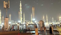 Masjid Nabawi di malam hari.