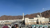 Tampak masjid Hamzah dari ketinggian Jabal Uhud.
