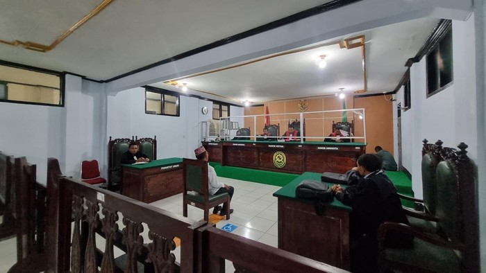 Wakil Ketua DPRD Manggarai Timur Damu Damianus mejalani sidang putusan tindak pidana pemilu di PN Ruteng, Selasa (5/3/2024). (Dok Kejari Manggarai)