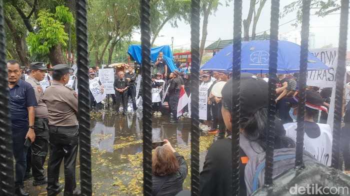 Warga berdemo di depan DPRD Sumut. (Foto: Dostry Amisha).