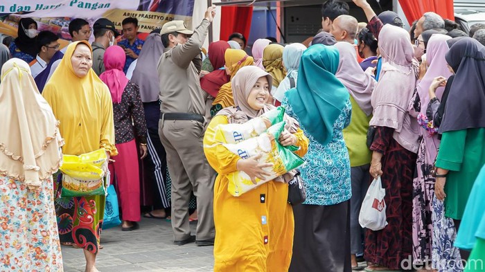 Warga Lamongan belanja beras SPHP saat operasi pasar murah.