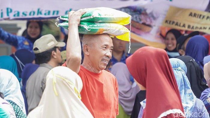 Warga Lamongan belanja beras SPHP saat operasi pasar murah.