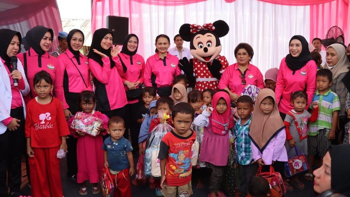 Yayasan Kemala Bhayangkari menggelar kegiatan bakti sosial dan kesehatan di Kelurahan Cikiwul, Kecamatan Bantar Gebang, Kota Bekasi. (dok Ist)