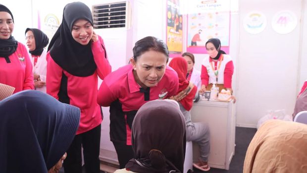 Yayasan Kemala Bhayangkari menggelar kegiatan bakti sosial dan kesehatan di Kelurahan Cikiwul, Kecamatan Bantar Gebang, Kota Bekasi. (dok Ist)