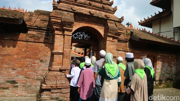 Suasana ziarah di kompleks Masjid, Menara, dan Makam Sunan Kudus, Selasa (5/3/2024).
