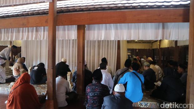 Suasana ziarah di kompleks Masjid, Menara, dan Makam Sunan Kudus, Selasa (5/3/2024).
