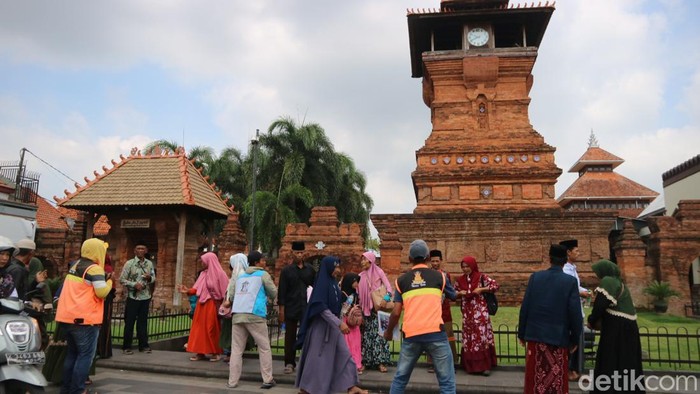 Suasana ziarah di kompleks Masjid, Menara, dan Makam Sunan Kudus, Selasa (5/3/2024).