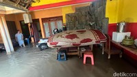 Warga di Kelurahan Meri, Kota Mojokerto, terlihat mengamankan barang mereka di lokasi yang lebih tinggi agar tidak terendam banjir.