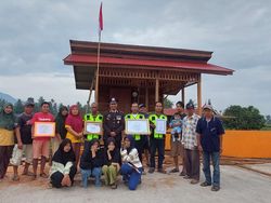Kisah Bhabin Aiptu Doni Jadi Driver Ojol Demi Bangun Poskamling di Payakumbuh