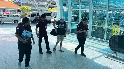 AJT (71) dideportasi dari Bali melalui Bandara Internasional Ngurah Rai, Rabu (6/2/2029). (Dok Kanwil Kemenkumham Bali)