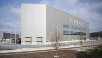 Pabrik Tesla di Jerman resmi beroperasi pada 22 Maret 2022. Saat ini ada 12.500 orang bekerja di pabrik mobil listrik itu. (Sebastian Gollnow/dpa via AP)