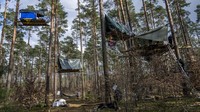 Penolakan itu dilakukan dengan membangun rumah pohon yang ada di hutan dekat pabrik Tesla. Diharapkan dengan adanya rumah pohon itu Tesla akan kesulitan untuk memperluas pabrik. (AP Photo/Ebrahim Noroozi)