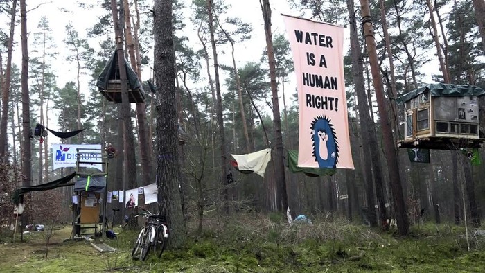 Aktivis Bangun Rumah Pohon untuk Tolak Ekspansi Pabrik Tesla di Jerman Activists occupy an area in the forest in Groenheide, Germany, Friday March 1, 2024. Environmental activists are staging a protest in a forest near Berlin against plans to expand the grounds of electric car maker Tesla’s first plant in Europe and are vowing to stay in place for weeks. About 100 activists have been occupying part of the forest since early Thursday, according to an initiative called “Stop Tesla.” (Cevin Dettlaff/dpa via AP)