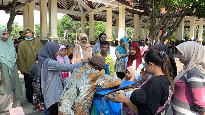 Aktivitas berbagi makanan Komunitas Mangan Sidoarjo.